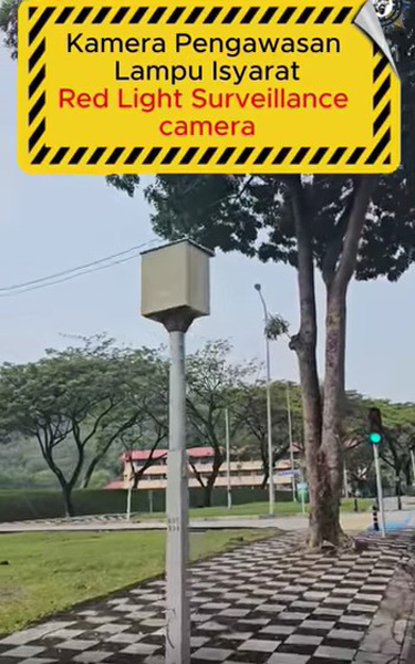 大马警方严捉闯红灯者，在红绿灯路口设置24小时监控摄像头。
