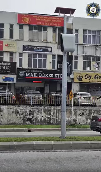 大马警方严捉闯红灯者，在红绿灯路口设置24小时监控摄像头。
