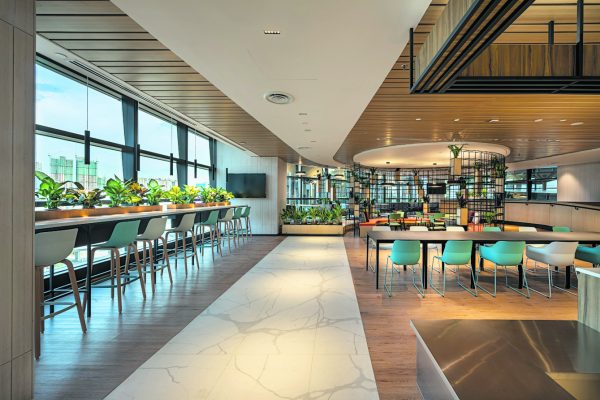 坐落吉隆坡敦拉萨国际贸易中心，坐在员工餐厅高脚凳远望，可以欣赏吉隆坡市景，放松心情。