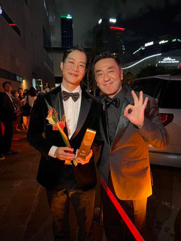 薛仕凌（左）釜山影展夺奖，同框《MOVING》影帝柳承龙。