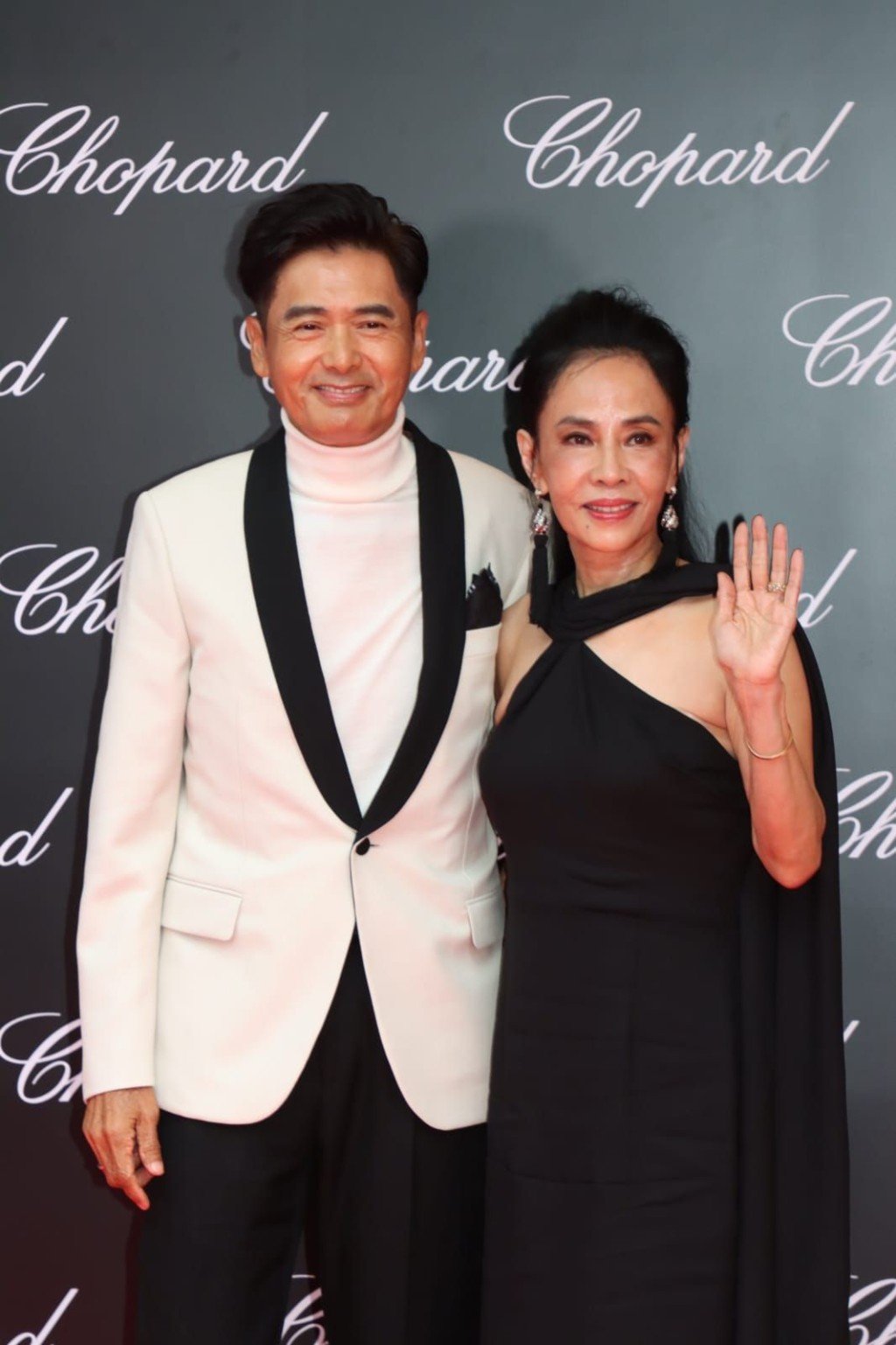 周润发和老婆陈荟莲出席品牌活动。
