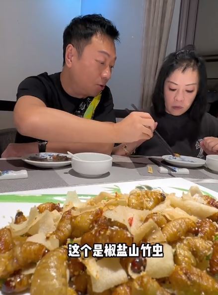 黎耀祥每次都先夹菜给老婆。