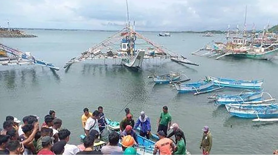 渔船上幸存的11人3日回到菲律宾邦阿西南省岸边。