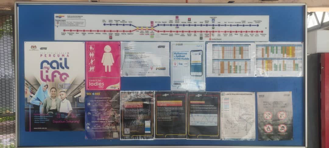 谷中城火车站已张贴最新的火车班次时间表。