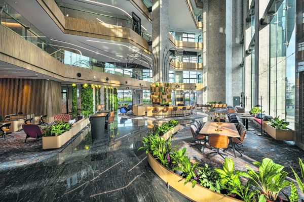 艾芬大厦大堂空间宽敞，中间是镂空6层楼高的空间，踏入大堂，带给访客犹如豪华酒店般气氛，颠覆大众对银行大厦印象。