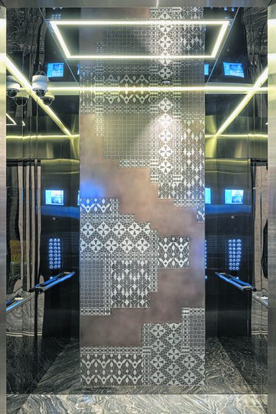 电梯内部以雪兰莪锡镴所打造的植物几何图形装饰板作为点缀。