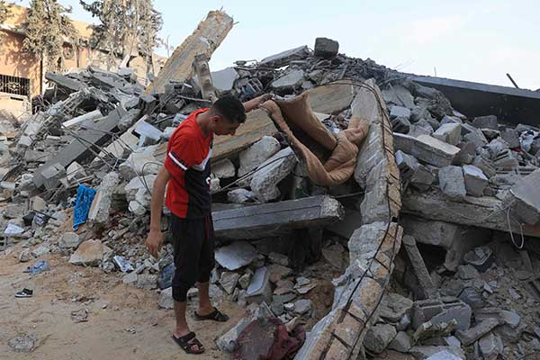 PALESTINIAN ISRAEL 哺乳 空袭 加萨 废墟