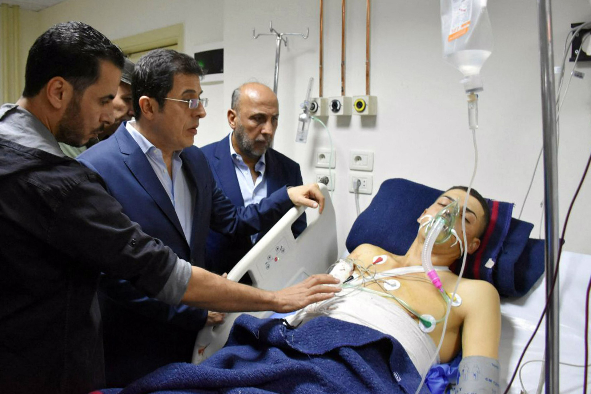 叙利亚卫生部长加巴什到医院探望伤者。（法新社）