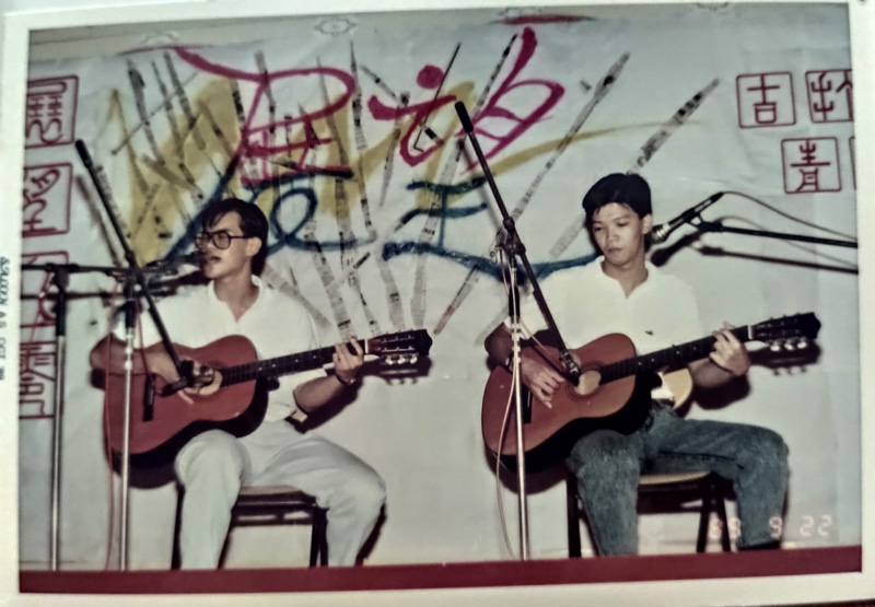 张文辉（左）在学生时代，在亚罗士打的一个音乐创作活动上演唱。