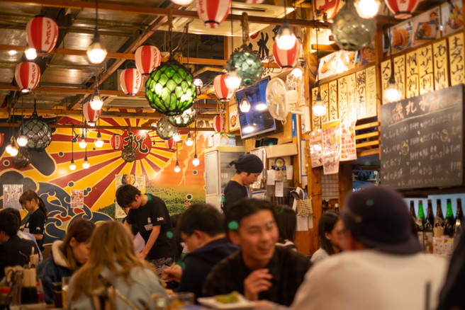 冲绳的居酒屋一向大受游客欢迎。
