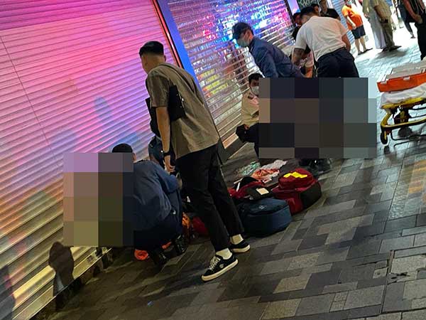 10月15日凌晨0时许，尖沙咀近重庆大厦外发生伤人案，伤者头部受伤，倒地不起。