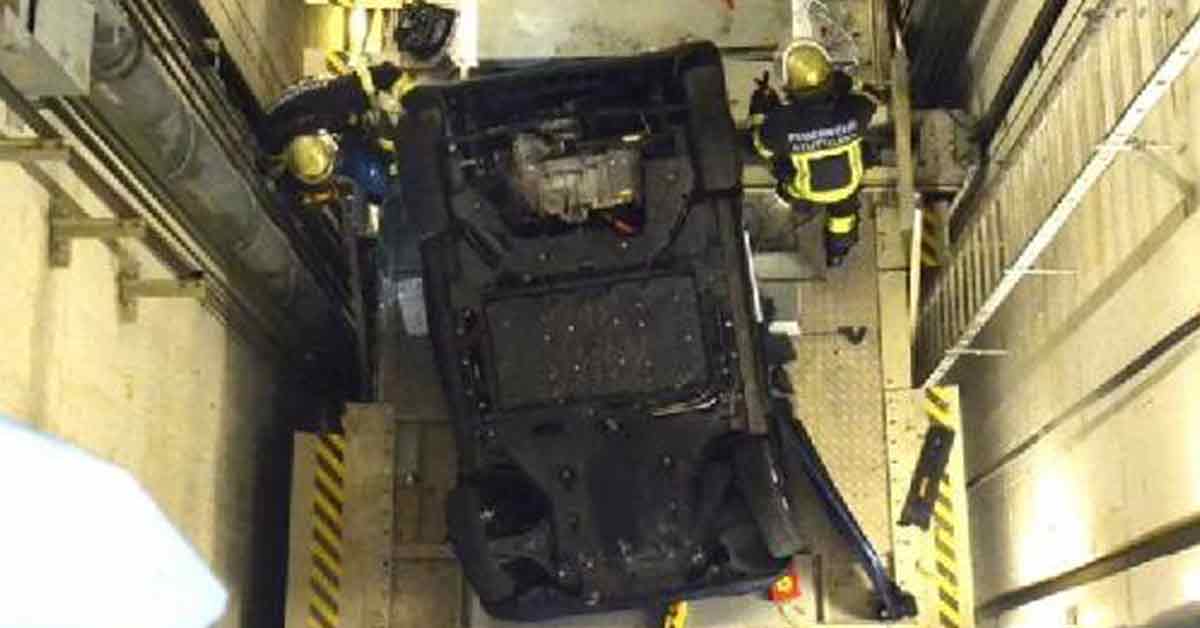 德国一名女子疑似因为看错，整辆车摔下电梯底层。