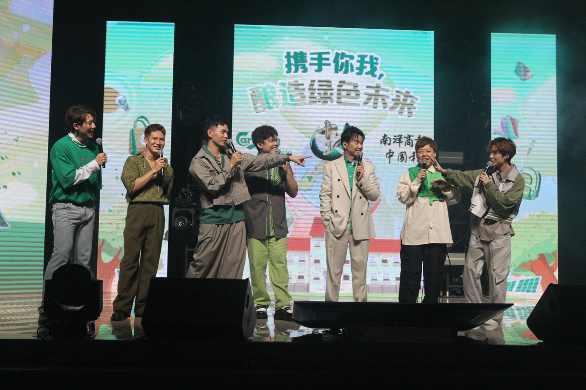 众歌手在台上搞笑互动，左起主持人温杨、王赴颖、沈展宁、凌加峻、林健辉、赵洁莹和吴宗翰。
