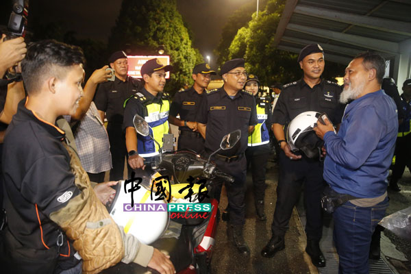 陆路交通局联合警方、国家反毒机构及大马移民局周三（8日）在隆市峇都收费站展开行动。