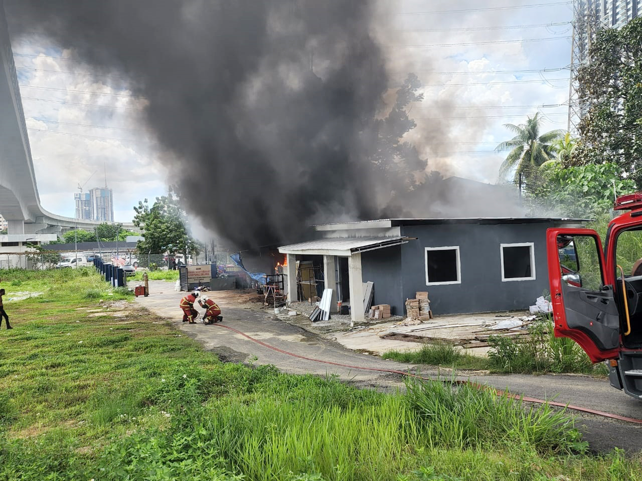 2工厂失火 毁80% 现场浓烟滚滚