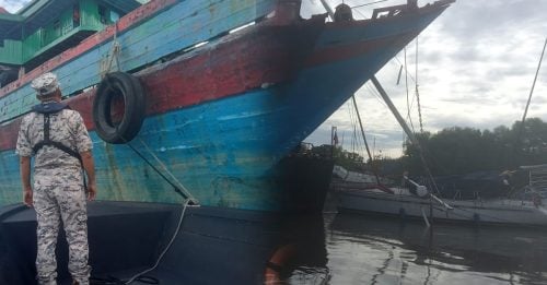 印尼商船引擎突故障 撞俱乐部浮台2游艇