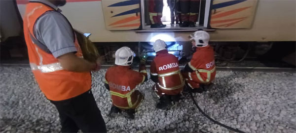消拯员到场后火势已被扑灭，随即在电动火车底部检查起火的牵引电动机。