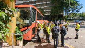 港旅游巴士撞殡仪馆 12人受伤