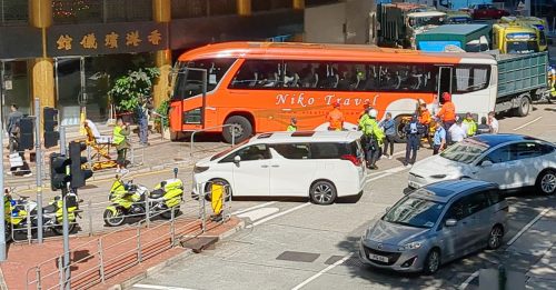 港旅游巴士撞殡仪馆 12人受伤