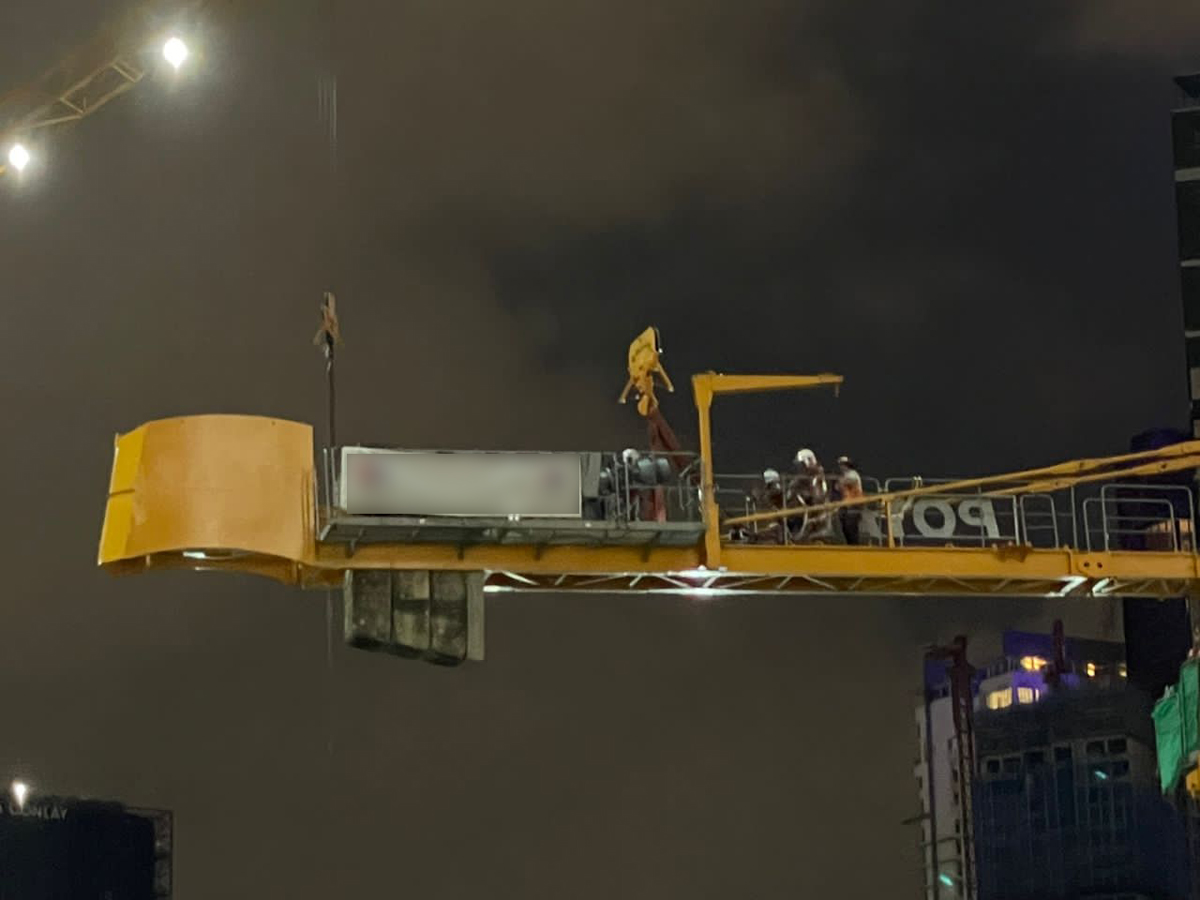 27岁青年操作塔式起重机时突然晕厥，消拯员到场救援后，证实对方已在空中逝世。