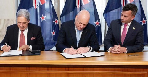 纽西兰三党签署协议 组中右翼新联合政府