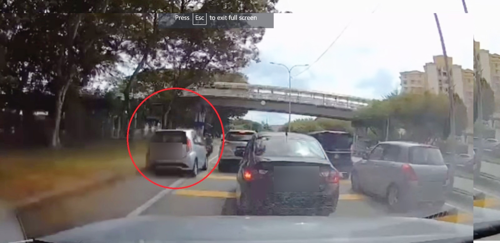 1秒瞬间连环撞 华裔女司机失控酿祸 视频曝光