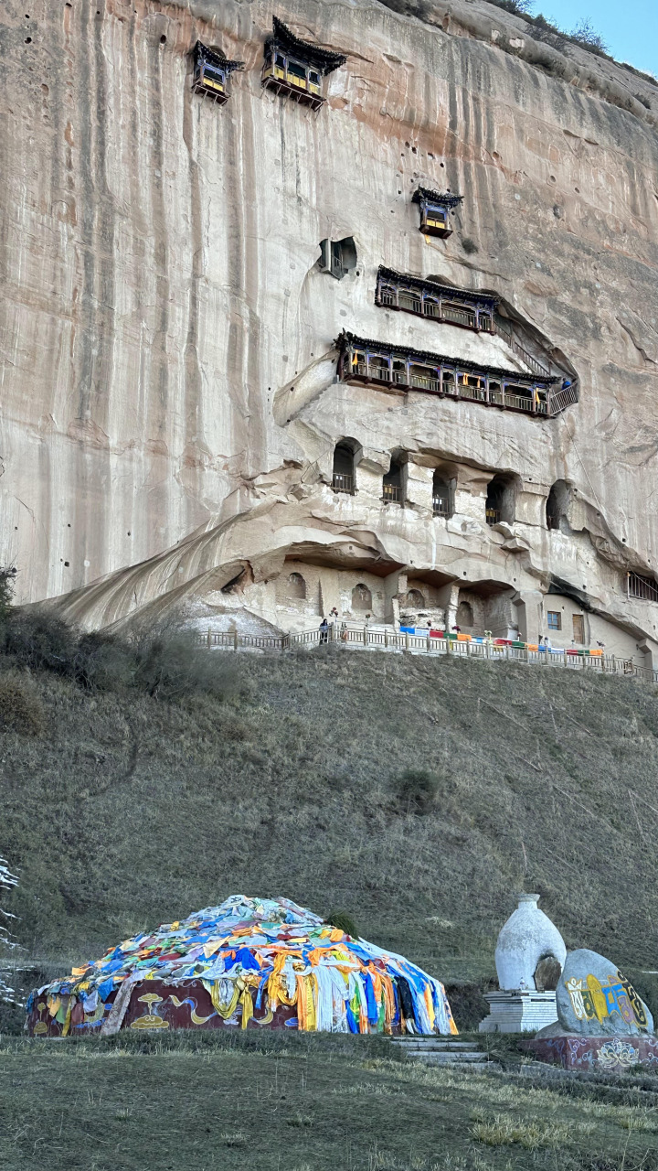 ■张掖马蹄寺：祁连山下藏教与佛教结合的石窟庙宇，总共有70余处洞窟。
