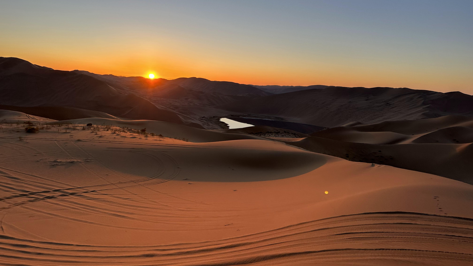 ■巴丹吉林大沙漠：位于甘肃与内蒙，总面积4.9平方公里，中国第二大（世界第三大）沙漠。沙漠上有144个湖（包括咸水湖），人称“大地的眼泪”。