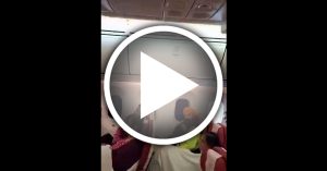 印度航空波音B787客机 顶部大漏水 乘客继续睡