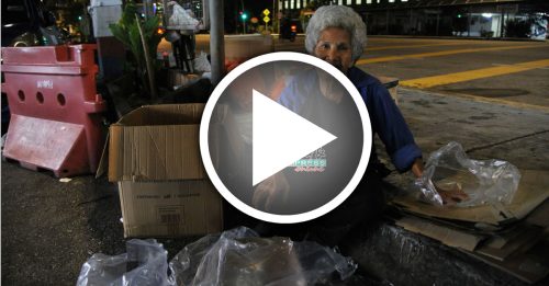 视频｜午夜上街开工 老妇拾荒10年