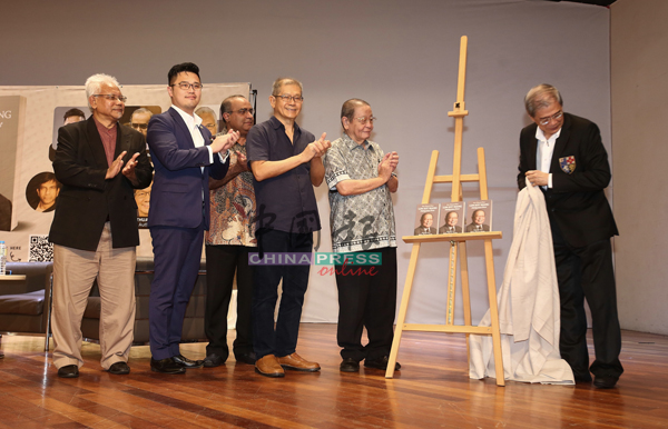 林吉祥（右2）为《林吉祥：马来西亚人优先》（第二卷）主持新书发布会；左起为达祖丁、李存孝、特伦斯戈麦斯、纪传财和林达强。