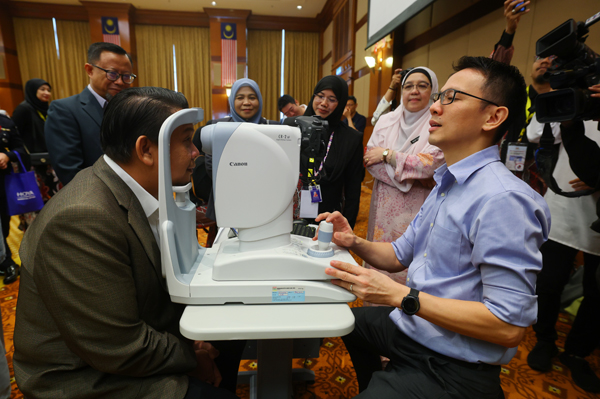 Timbalan Menteri Kesihatan Datuk Lukanisman Awang Sauni