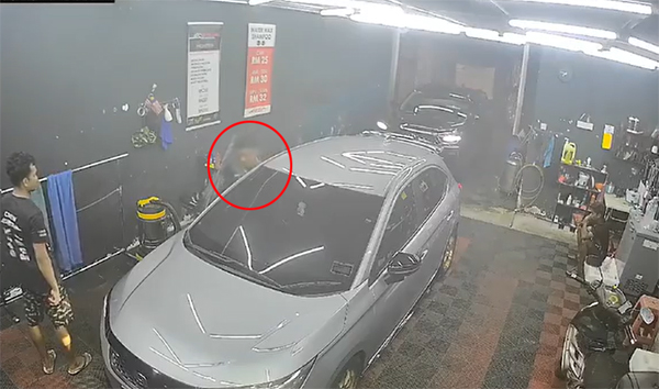 偷车贼在洗车店门口徘徊后，遂进入洗车店内将轿车驾走。