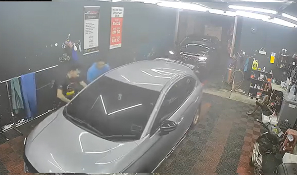 偷车贼在洗车店门口徘徊后，遂进入洗车店内将轿车驾走。