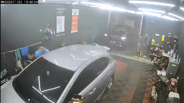 偷车贼在洗车店门口徘徊后，遂进入洗车店内将轿车驾走。