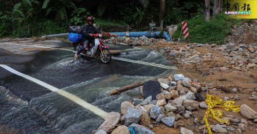 山洪爆发｜武吉丁宜河巨石山泥堆积 需1个月彻底清理