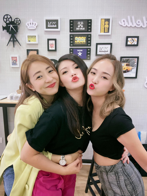 莊群施（左起）、王雪晶与阿妮，因同为M-Girls成员变得熟稔。

