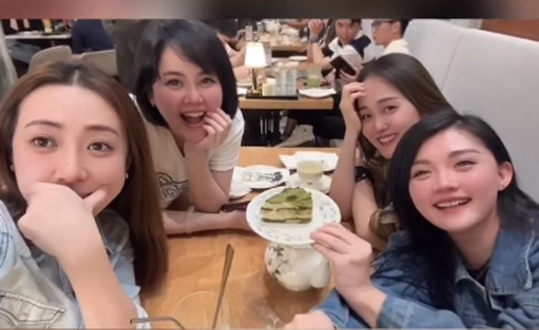 M-Girls今年5月为王雪晶庆生。
