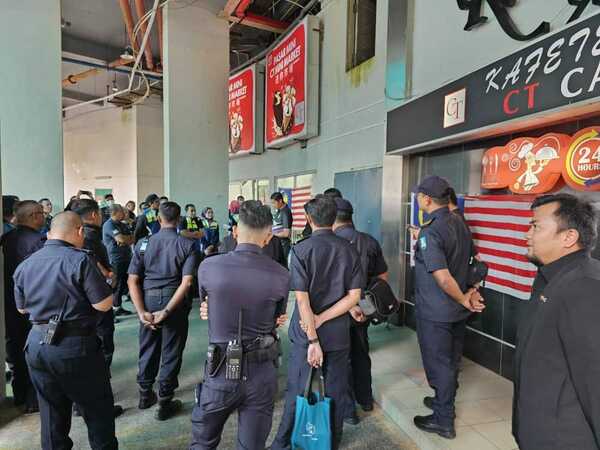 公寓沦外劳“劏房”宿舍 寸步难行 还有“杂货店”！｜附音频