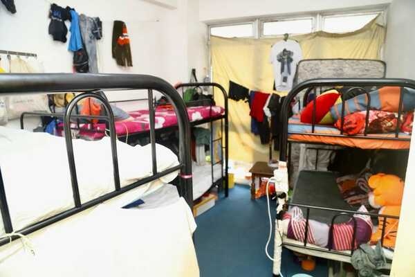 公寓沦外劳“劏房”宿舍 寸步难行 还有“杂货店”！｜附音频