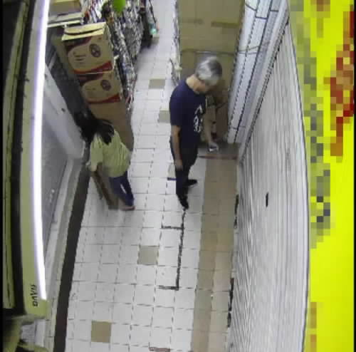 男子被拍到在杨女士店外喷洒液体。（受访者提供）