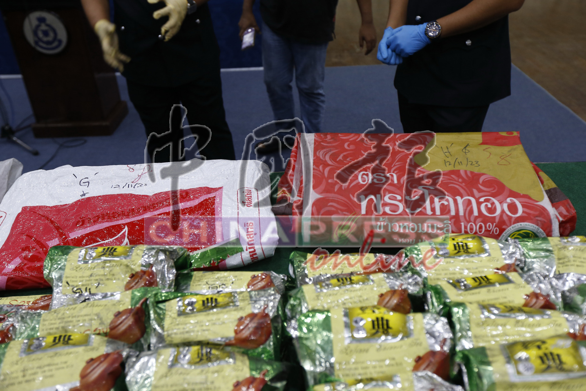 190包“观音王”茶包毒品装入8个米袋，企图从巴生谷运往西马各地，结果被布网已久的警方当场截获。