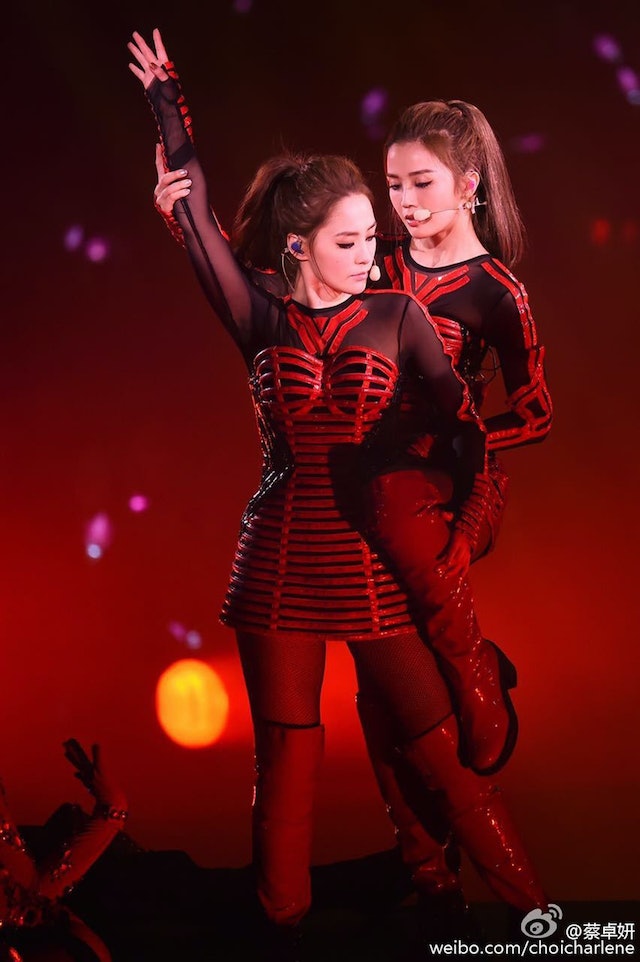 阿Sa（蔡卓妍）在微博晒出Twins组合香港演唱会的照片。