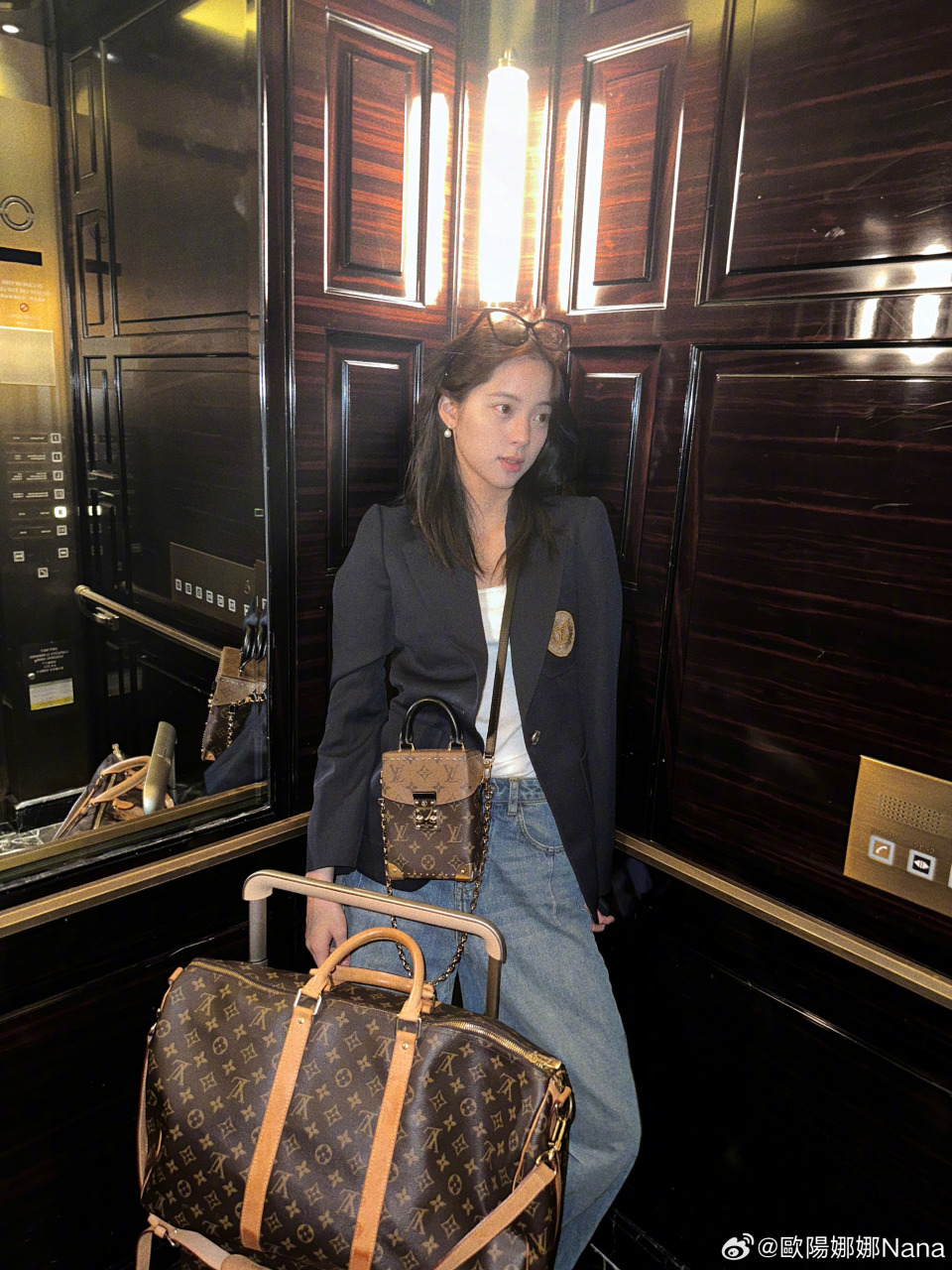 欧阳娜娜身上背的、随身的精品旅行包及行李箱都是知名精品品牌LV。