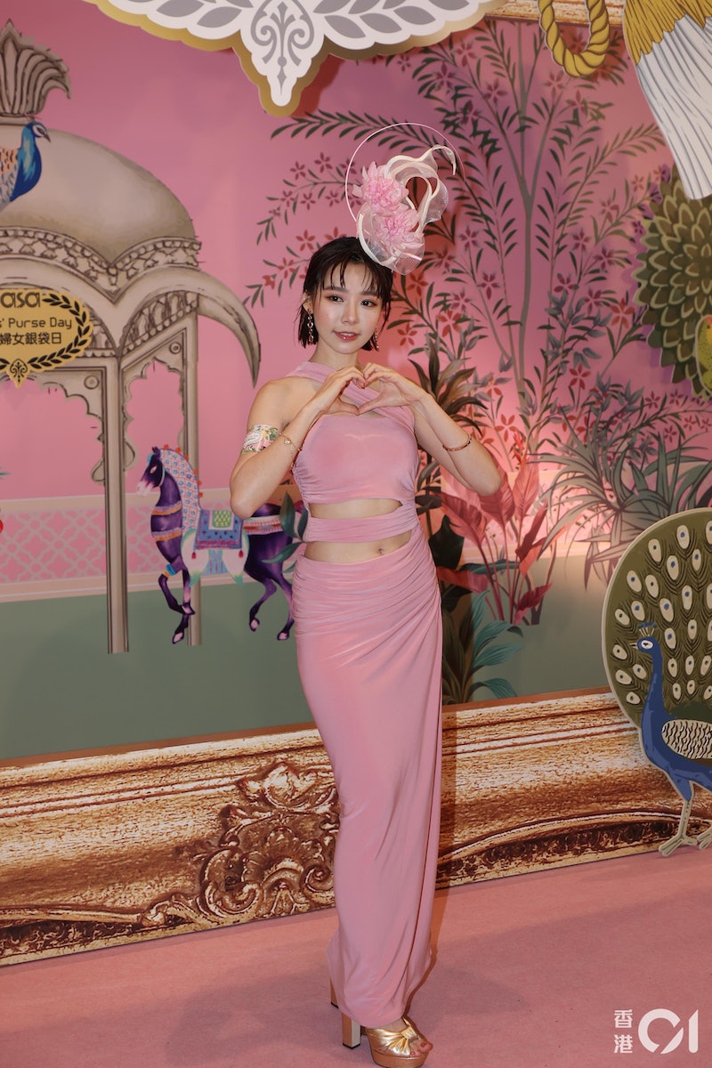 林明祯以活动大使身分到沙田马场出席活动，身穿粉红色露腰紧身长裙的她，大秀好身材。