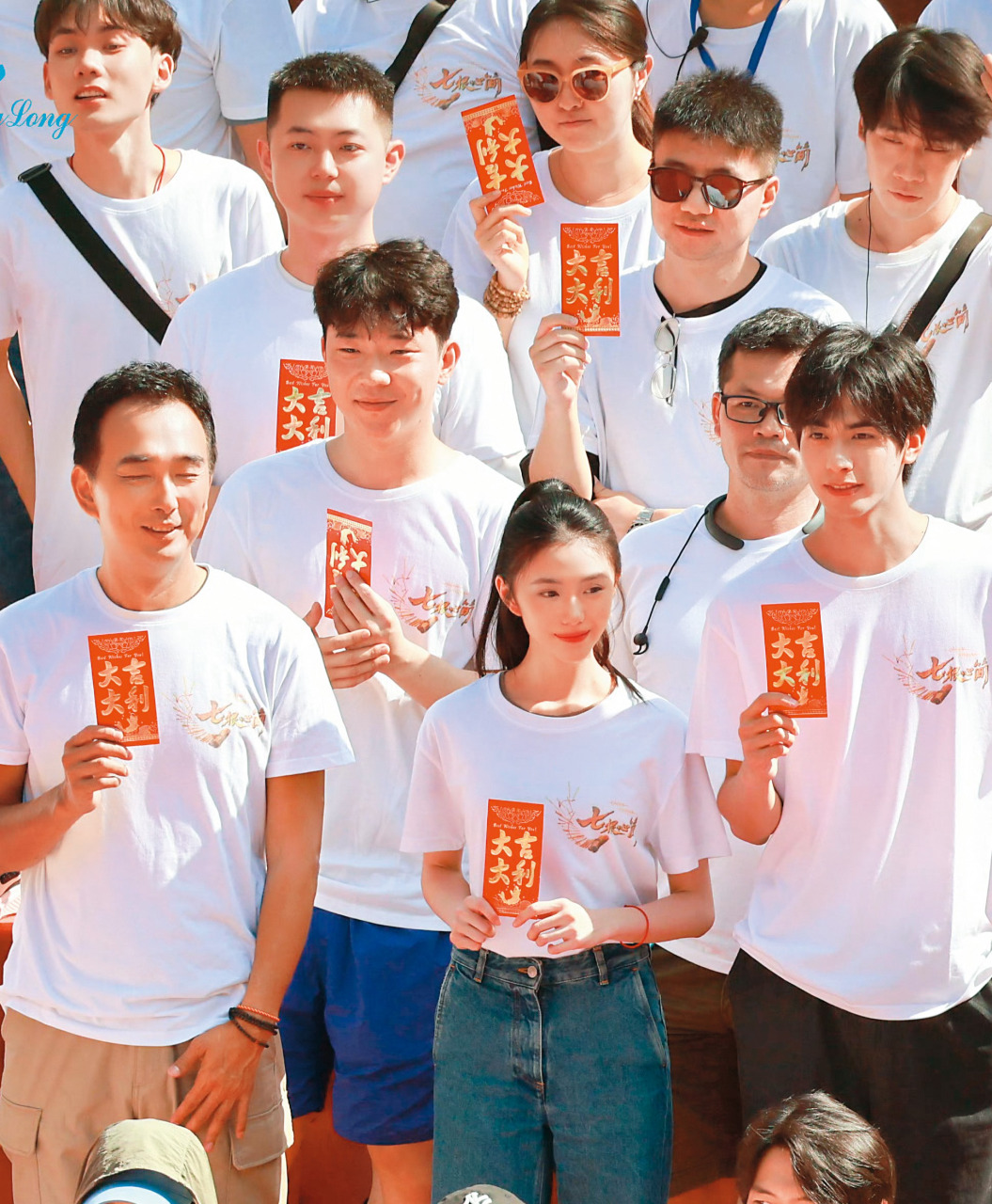 蔡岳勋（前排左一）执导中国戏剧《七根心简》爆出花边新闻，而且消息在剧组间传得超开；前排右二为刘浩存、前排右一为宋威龙。