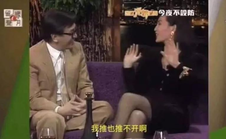 张曼玉在节目中透露：拍吻戏时，导演都喊卡了，他依然不愿停下来。
