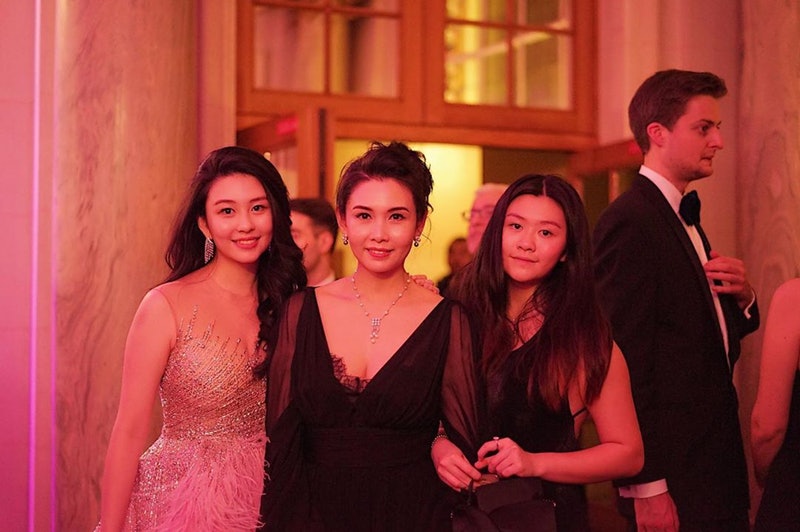 邱淑贞和女儿们出席巴黎名媛舞会大放光彩。