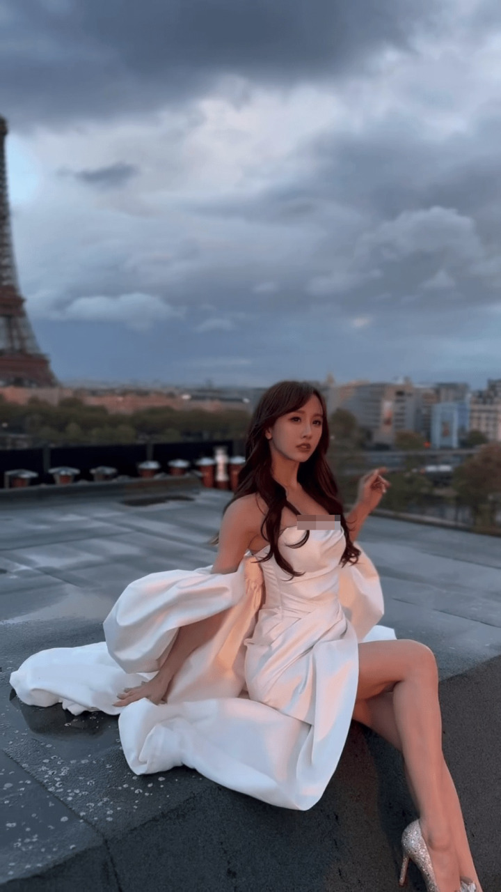 陈静在巴黎铁塔前拍婚纱。