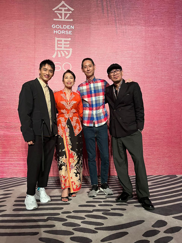 《富都青年》导演王礼霖（右2）带着陈泽耀（左1）与张吉安、蔡宝珠在开幕酒会上相见欢。